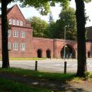 Seelhorster Friedhof Eingang Hoher Weg Sommer mit Vordergrund